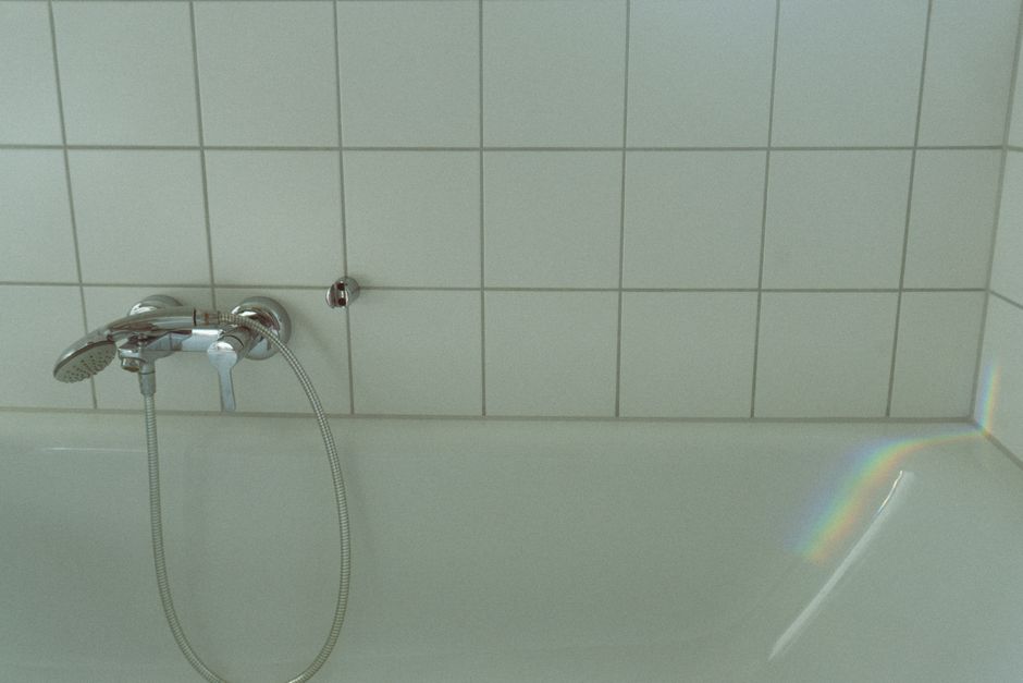 How to Clean a Shared Shower or Bathtub When You Rent: A Practical Guide