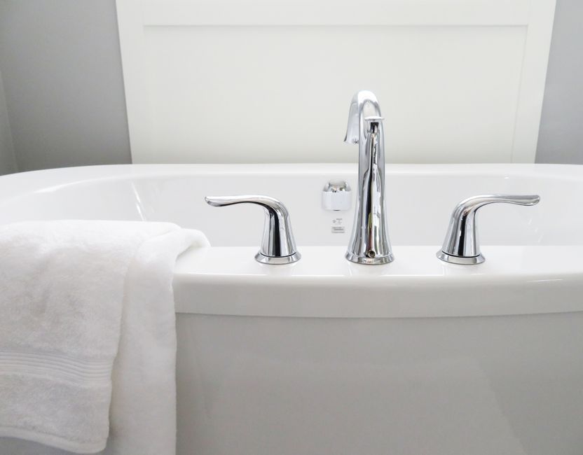 Shower and Bathtub Cleaning: Dos and Don'ts for a Spotless, Safe Bathroom