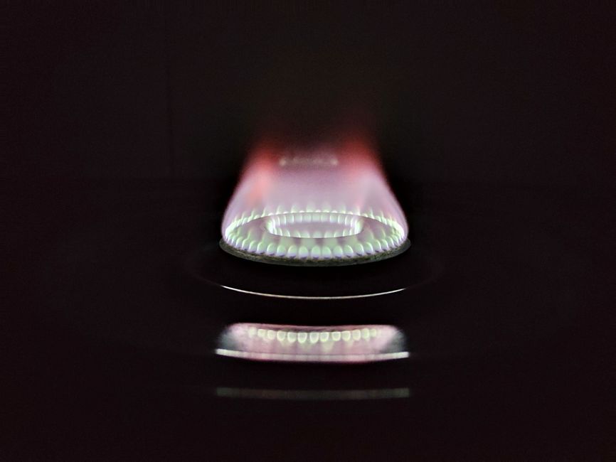 Why Gas Cooktop Flames Change Color and What the Flame Is Telling You