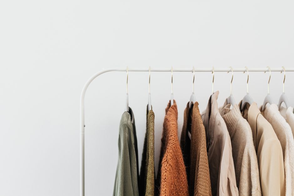 Capsule Wardrobe Pros and Cons: Is a Minimalist Closet Right for You?