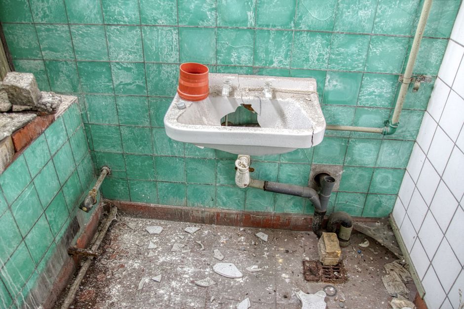 Why Sealant and Filler Keep Peeling Around a Sink Rim