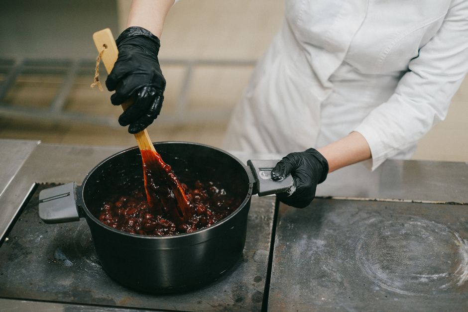 Why Acid Turns Some Pots Reactive and Some Sauces Gritty: A Cookware-and-Chemistry Guide