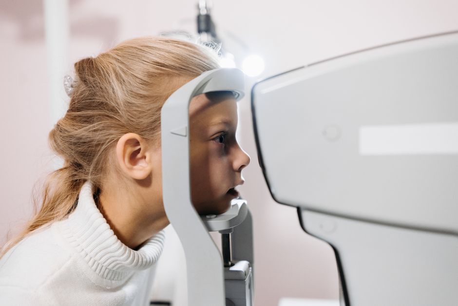 How to Prevent and Treat Dry Eyes During Screen Time