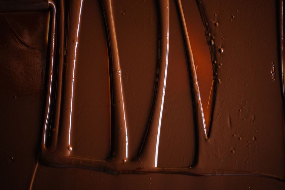 Why Melted Chocolate Turns Grainy or Streaky — and How Reheating Changes Texture