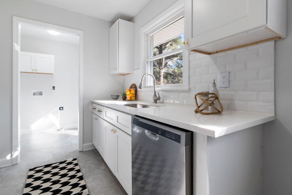 Why Backsplash Tile Fails at the Bottom Edge but Not in the Middle