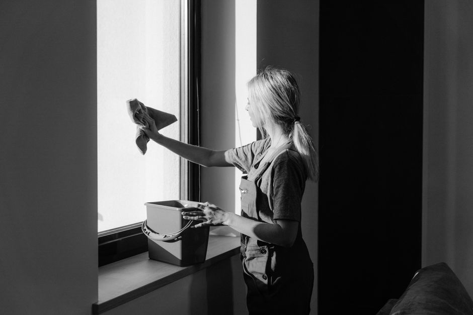 Dwell Time vs. Contact Time: Why Leaving Glass Cleaner on Windows Can Make Streaks Worse