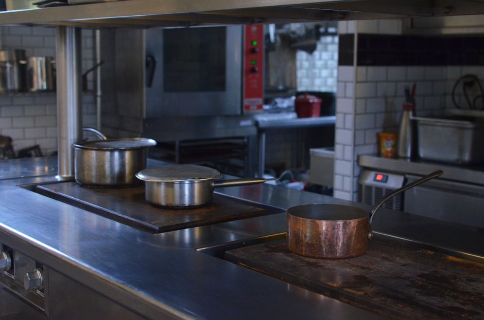 Why Poaching Works in a Small Kitchen: Gentle Heat, Protein Coagulation, and the Limits of a Shallow Pot