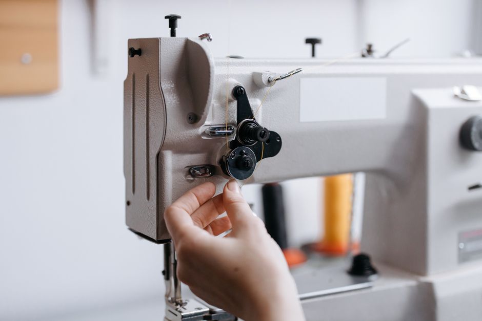How a Sewing Machine Forms a Stitch: Hooks, Bobbins, and Timing Explained