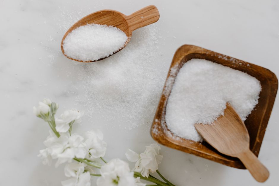 How to Deep Clean and Deodorize a Mattress with Baking Soda and Essential Oils