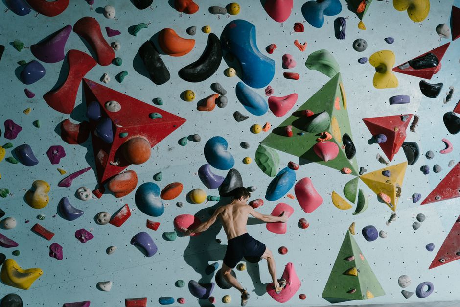 Vertical Storage Without the Climb: Why Visibility and Aesthetics Pull in Opposite Directions