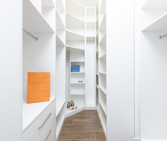 Minimalist Vertical Storage: The Essential Systems for a Clutter-Free Home