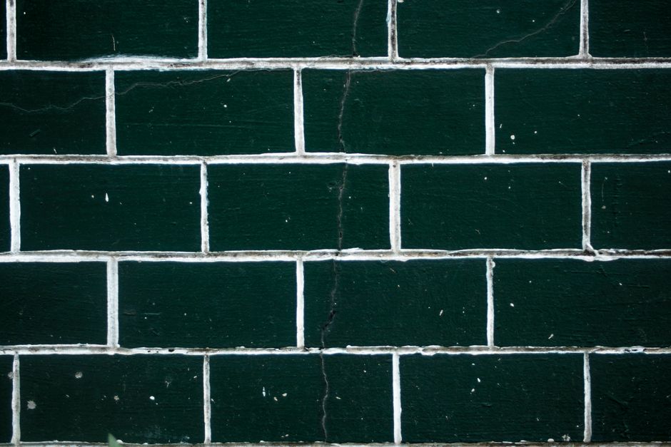 Why Mortar Joints Crack and Grout Lines Fail: Reading the Difference Between Surface Cracks and Movement