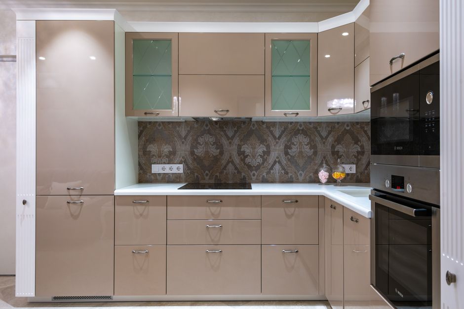 Refrigerator Storage Geometry: When Corner Bins Beat Straight-Access Trays