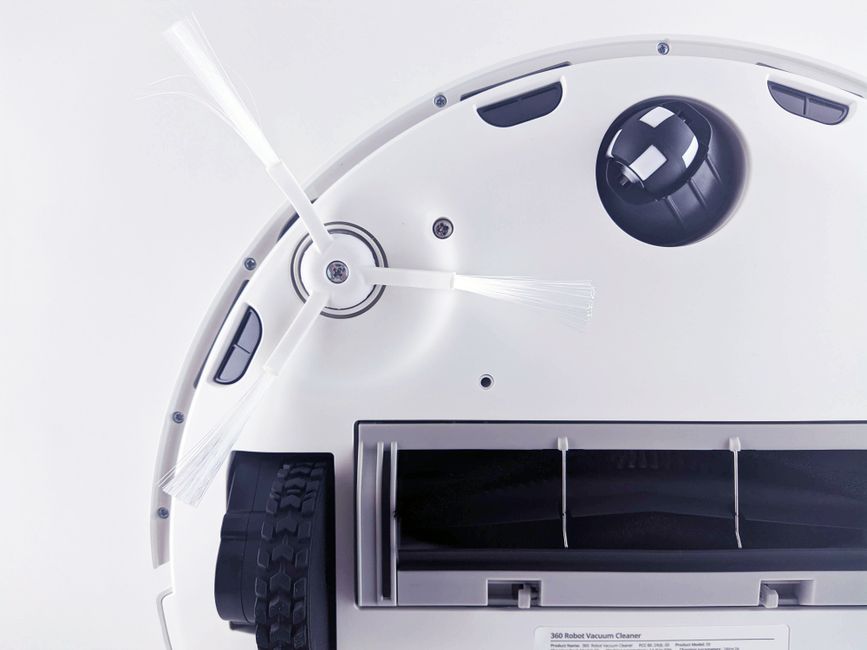 The Complete Guide to Safely and Effectively Cleaning Your Robot Vacuum Sensors and Brushes