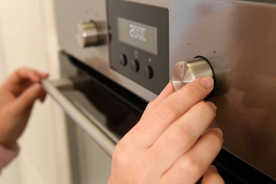 Where the Energy Actually Goes When You Bake: Heat Loss, Preheating, and Oven Efficiency