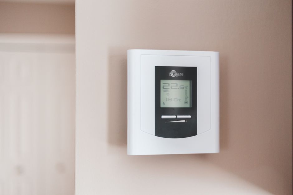 The Smart Thermostat Energy Gap: Why Your Auto-Schedule Still Wastes Power