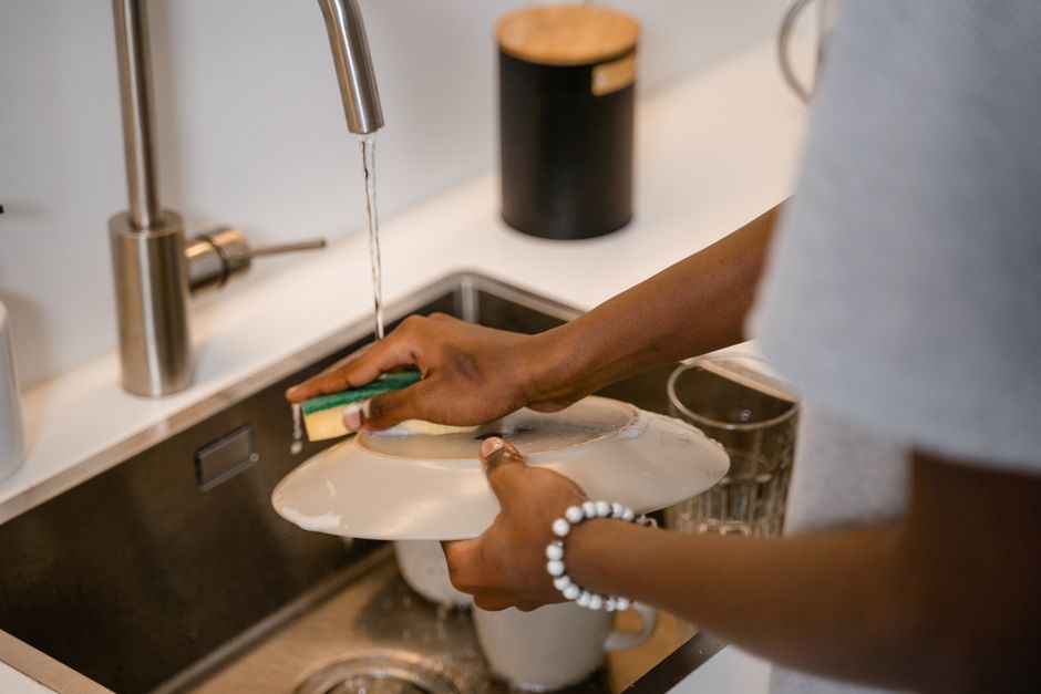 Does Washing Dishes by Hand Actually Save More Than It Wastes?