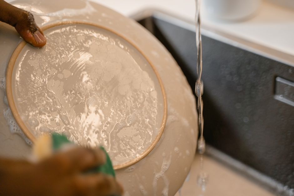 Hand-Washing Dishes vs. the Dishwasher: What Actually Determines the Environmental Difference