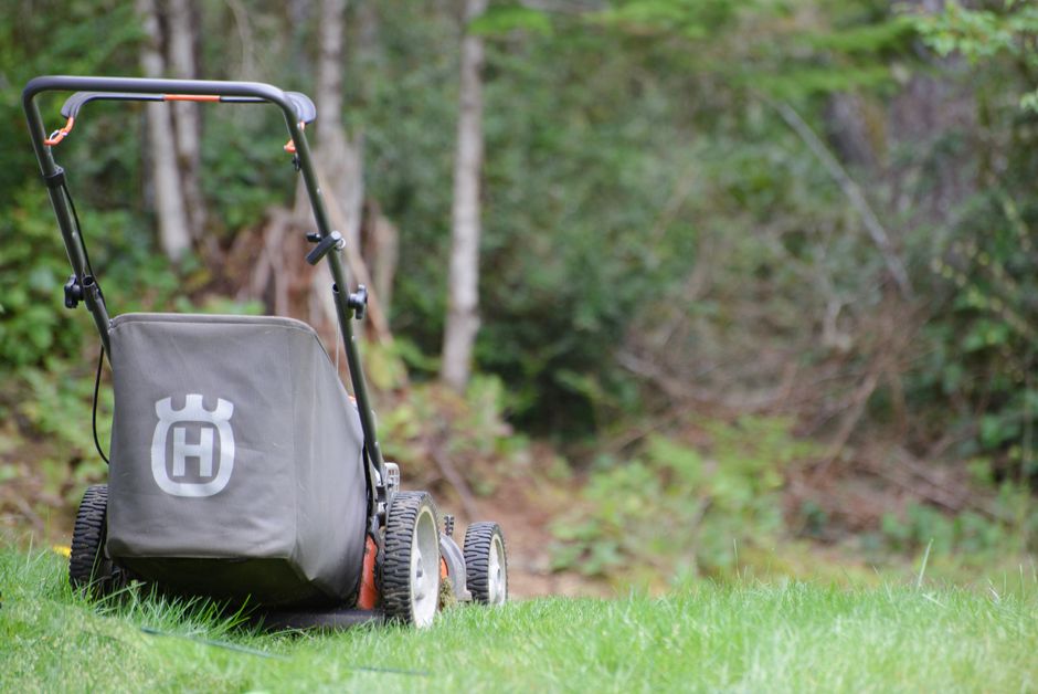 When a Lawn Mower Problem Belongs to You and When It Belongs to a Shop