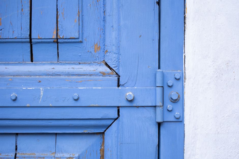 What Not to Buy When Replacing Door Hinges: Why Cheap Hardware Fails Before the Screws Do