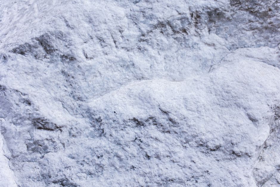 Why Natural Stone Stays Damp Longer Than You Expect and How Ventilation and Drying Shape Its Cleanliness