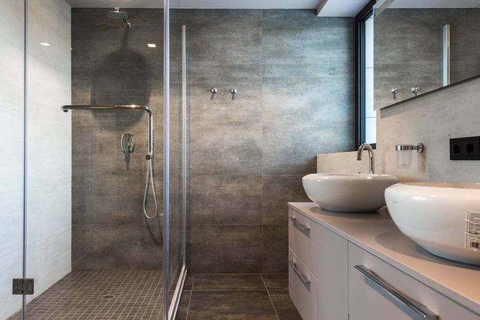 Why Glass Shower Doors Develop a Haze Even After Cleaning: The Role of Water, Minerals, and Drying