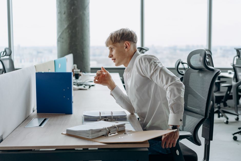 How to Prevent Muscle Strain from Desk Posture: A Practical Guide for Sedentary Workers