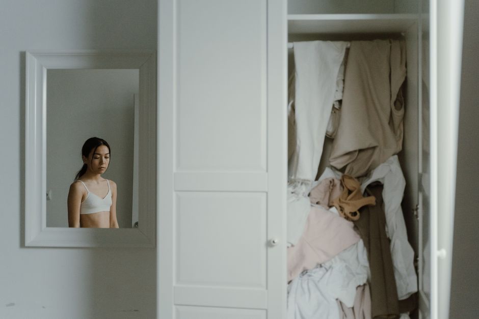 Step-by-Step Guide to Organizing a Cluttered Bedroom Closet