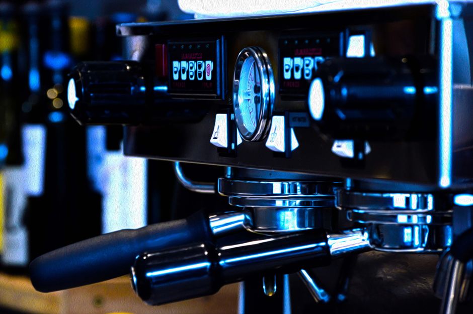 Why Espresso Machines Pause, Surge, and Change Pressure During a Shot