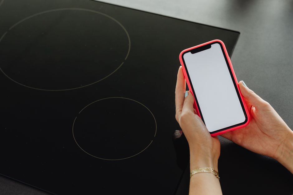 Induction Cooktop Warning Signs: What Beeping, Flashing, and Shutdowns Really Mean