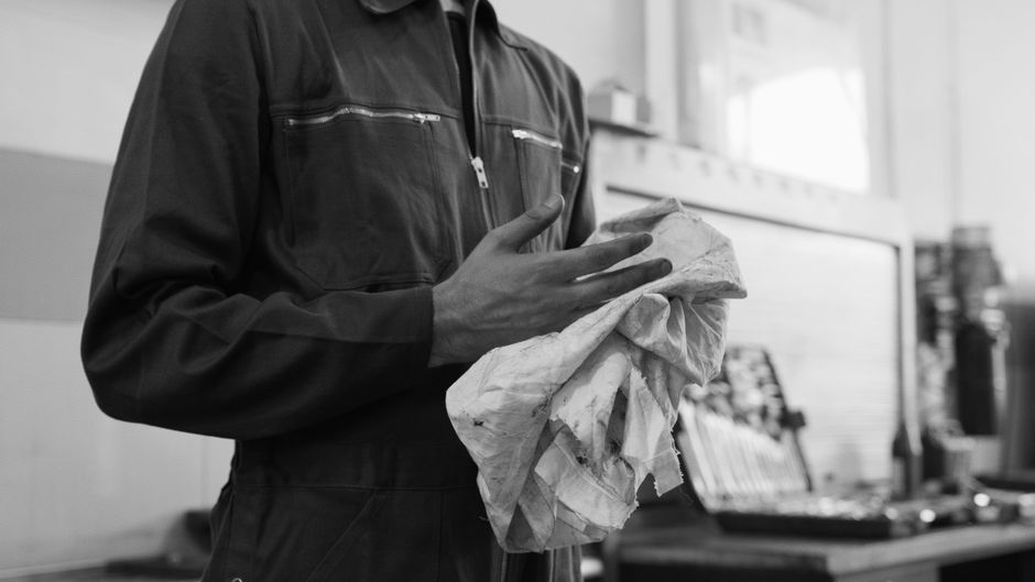 Why Wiping a Microwave Interior Often Leaves Streaks, Fog, and Reappearing Grease