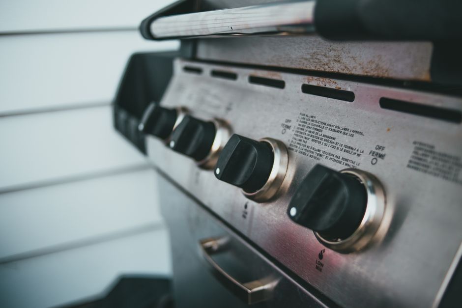 Why Electric Grills and Griddles Lose Their Nonstick Surface and How Heat, Grease, and Cleaning Wear It Down