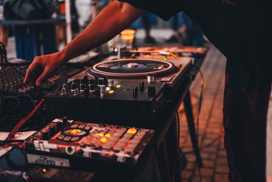 Why Decluttering Before Using a Turntable Actually Matters