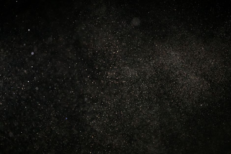 Why Microfiber Cloths Sometimes Leave Dust Behind: Static, Charge, and Particle Capture