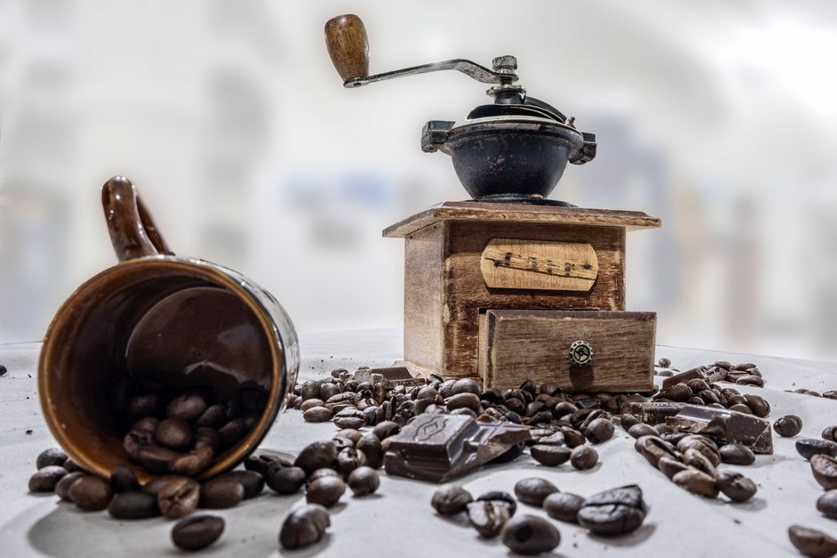 Why Two Coffee Grinders Sound and Cut Differently: Burr vs. Blade and the Physics of Grind