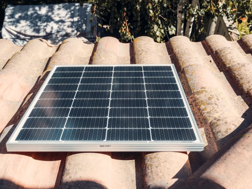 Does Home Solar Make Sense Where You Live? Reading Your Climate, Grid, and Roof Before You Buy