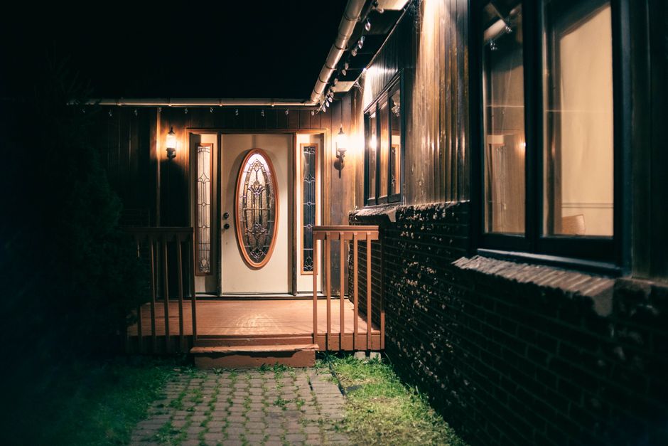 Why Outdoor Fixtures Keep Coming Loose: Choosing Adhesives and Sealants That Actually Hold