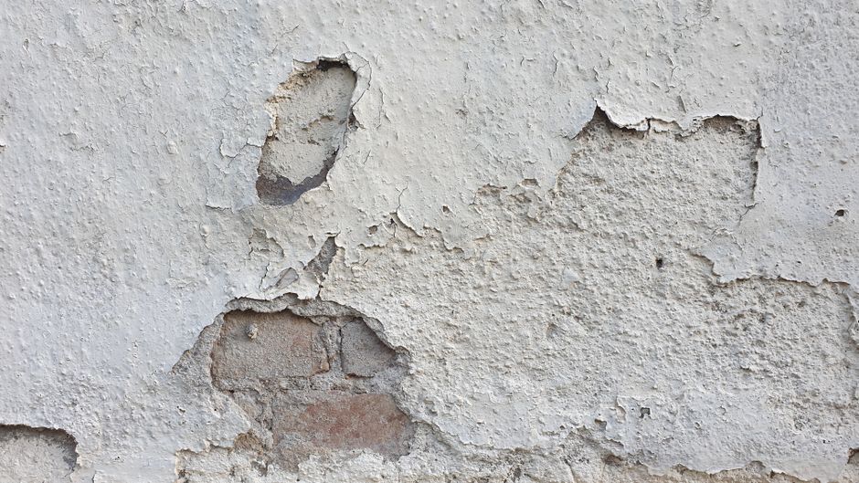 Repairing Holes and Cracks in Plaster and Old Walls with Basic Tools